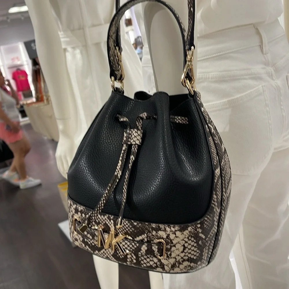 MICHAEL KORS
Reed Md Pebbled Leather Belted Bucket Messenger Satchel Crossbody - Picture 5 of 16